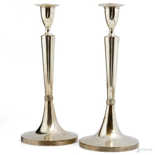Coppia di candelieri in argento, bolli austroungarici "1819", peso lordo gr 525, altezza cm 25