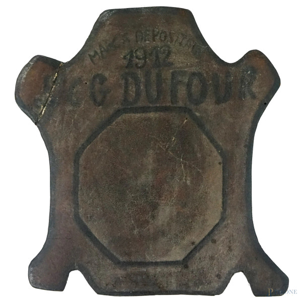 G.Dufour - 1912, scudo in cuoio di linea sagomata, cm 32x31, (difetti).