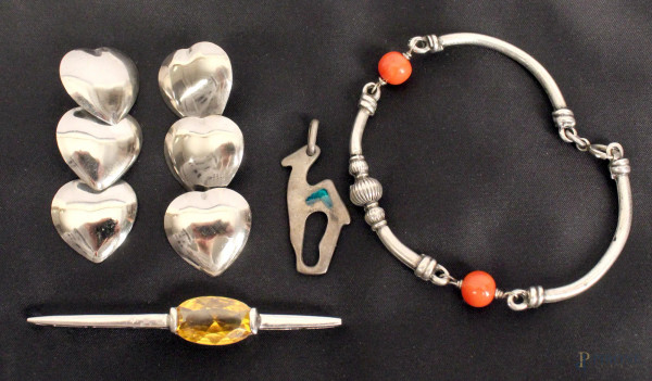 Lotto composto da un paio di orecchini, un ciondolo, un bracciale ed un pendente in argento.