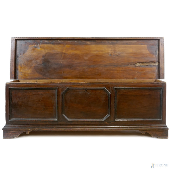 Cassapanca in noce costruita con elementi antichi, coperchio intagliato con profilo dentellato, f...
