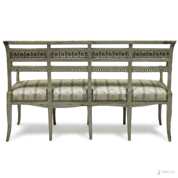 Coppia di divani Luigi XVI in legno dipinto e laccato nei toni del turchese e dell'oro con schien...