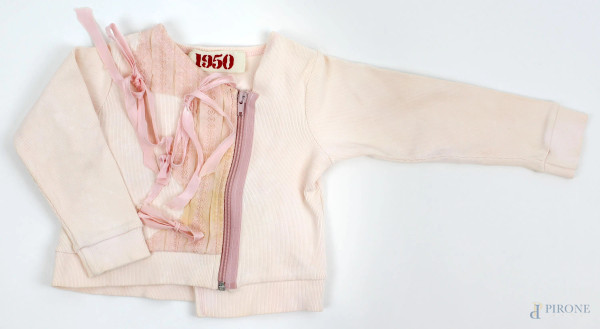 1950, giacchetto rosa da bambina a maniche lunghe, chiusura con cerniera asimmetrica, taglia 24 mesi, (difetti).