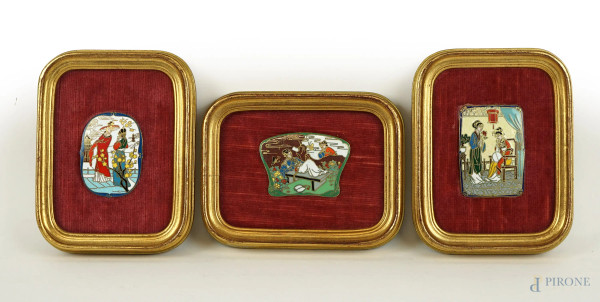 Tre placchette in smalti cloisonnè raffiguranti scene di genere, Cina, XX secolo, cm 6x4,5, entro cornici