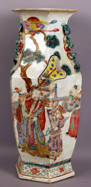 Vaso cinese in porcellana dipinta raffigurante figure, altezza 41 cm.