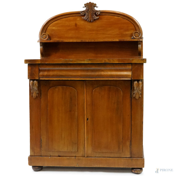 Credenza in mogano, Inghilterra, XIX secolo, parte superiore ad un ripiano con cimasa intagliata, fronte a due sportelli e quattro piedini a cipolla, cm h 137x91x45,5, (difetti).