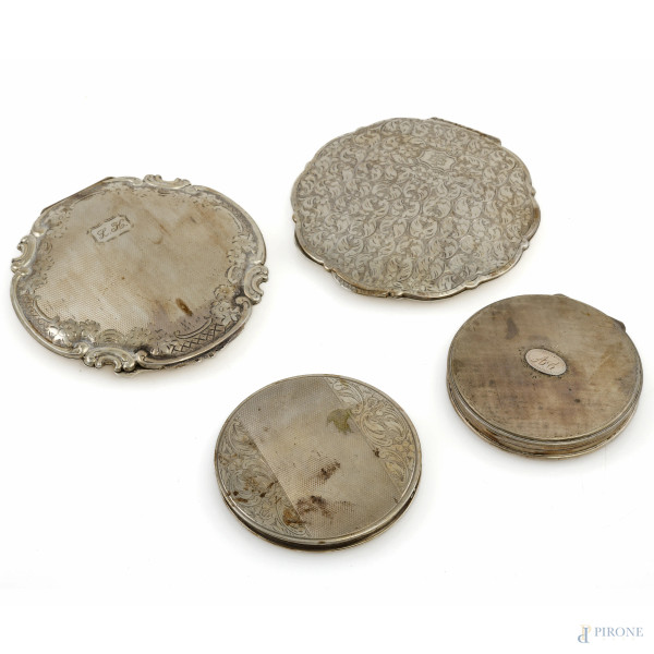 Lotto di quattro portacipria in argento 800/000, misura massima cm 10, peso complessivo gr 440 (segni di usura)