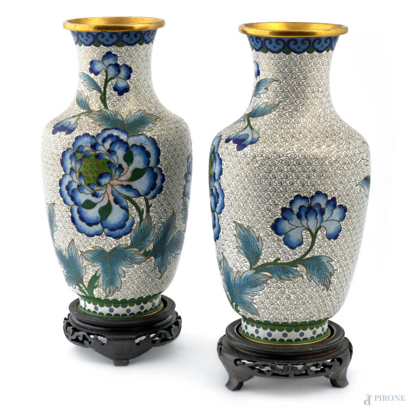 Coppia di vasi cloisonnè in metallo decorato con fiori e farfalle con basi in teak. Cina, XX secolo, altezza cm 23, (segni di usura)