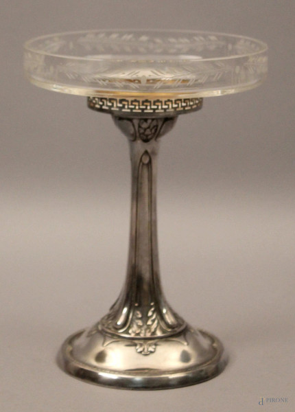 Alzata in cristallo inciso poggiante su base in metallo argentato, periodo Liberty, H 22 cm.
