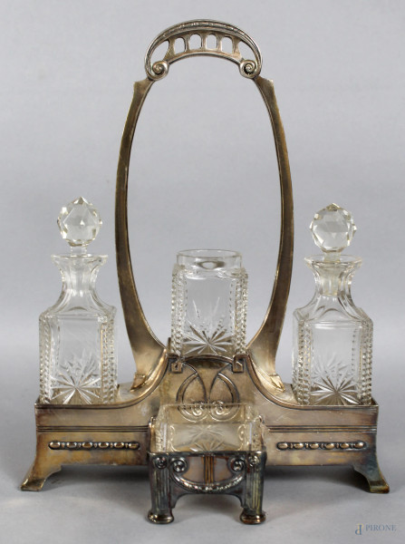 Oliera da tavolo in metallo argentato con ampolle e vaschette in cristallo, altezza 23,5 cm, periodo Liberty.