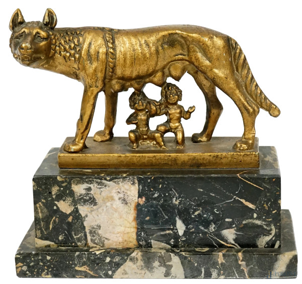 Lupa capitolina, scultura in metallo dorato, su base in marmo, cm 18x18,5x9,5, XX secolo