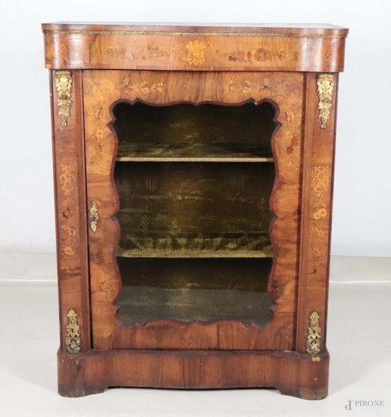 Vetrina impiallacciata in noce e radica di noce con intarsi a motivi floreali e inserti in bronzo dorato e cesellato, XX secolo, cm 106x81,5x37, (segni di usura, scalfiture, graffi, sollevamenti e cadute di impiallacciatura, difetti)