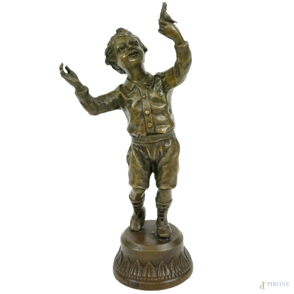 Fanciullo con fringuello, scultura in bronzo, cm h 21,5, XX secolo