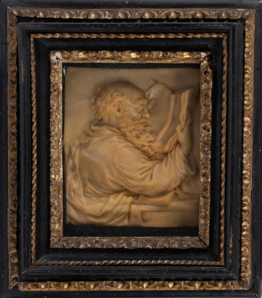 Santo in lettura, XVIII-XIX secolo, bassorilievo in cera entro cornice a bacheca, misure complessive cm 38x33, (lievi segni di usura)