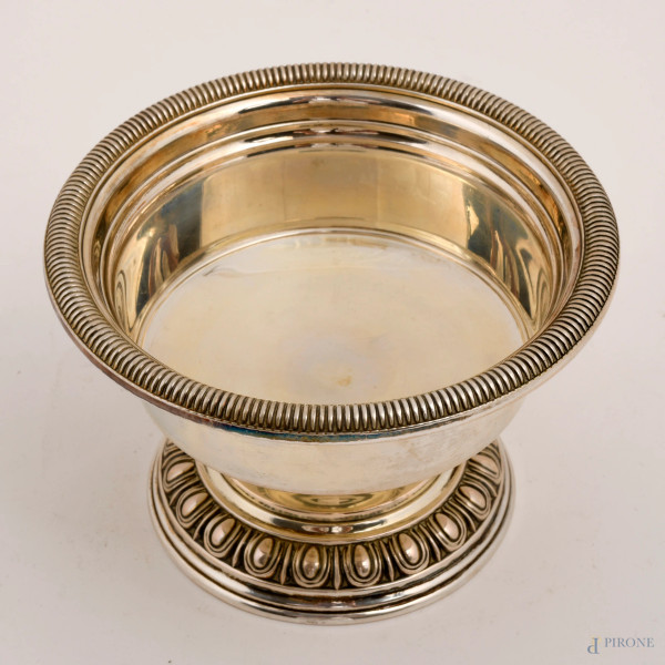 Piccolo porta bon bon di forma circolare in argento cesellato e sbalzato, cm 9x13,5, peso gr 198