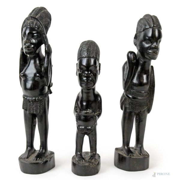 Tre sculture africane in ebano, altezza max cm 30, XX secolo.