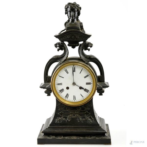 Orologio da camino in bronzo brunito e cesellato scultura apicale raffigurante busto femminile sorretto da due volute a foggia di draghi, XIX secolo, altezza cm 48, (segni di usura, difetti, da revisionare)