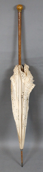 Ombrellino parasole, calotta in stoffa ricamata, puntale e manico in legno, pomello in pietra dura, lunghezza cm. 105.