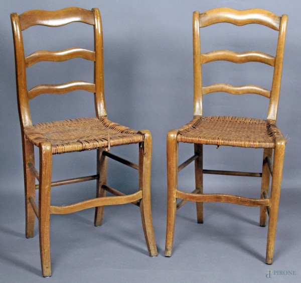 Coppia di sedie chiavarine in noce con sedute in cannett&#232;, XIX sec.