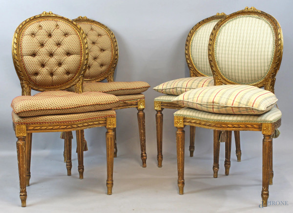 Lotto di quattro sedie stile Luigi XVI in legno intagliato e dorato, tappezzerie diverse, XX secolo, (piccoli difetti).