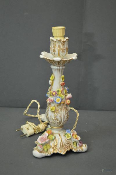 Candelabro dell&#39;800 in porcellana policroma a decoro di fiori a rilievo montato a luce elettrica, marcato Capodimonte, h. 27 cm.