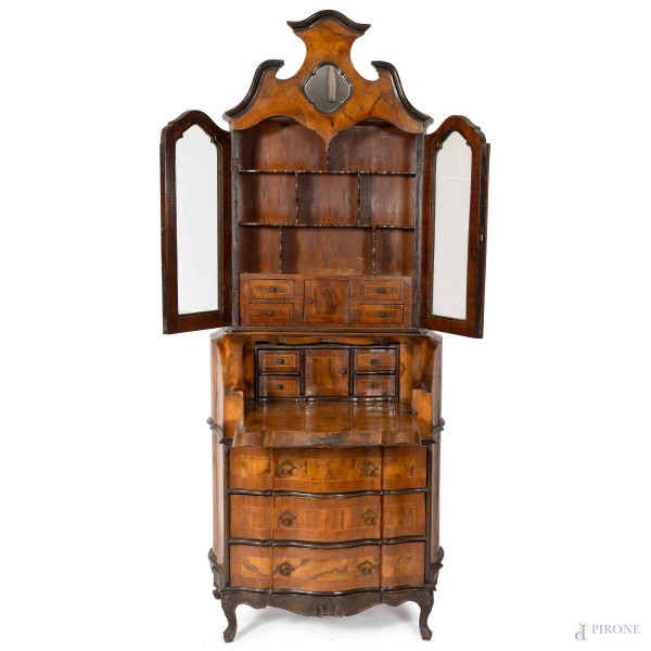 Trumeau impiallacciato in radica con fronte mosso a tre cassetti in colonna, piano a ribalta cela...