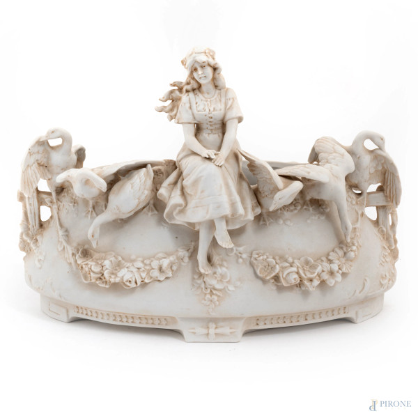 Centrotavola in biscuit Katzhütte Turingia con figura femminile e cigni, XX secolo, cm 22x32x17, (segni di usura, sbeccature, difetti)