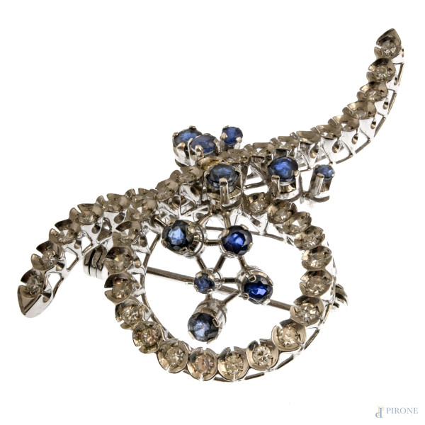 Spilla in oro bianco 18 kt, con zaffiri 0,45 ct totali e brillanti 1,20 ct totali, cm 5, peso complessivo gr 9