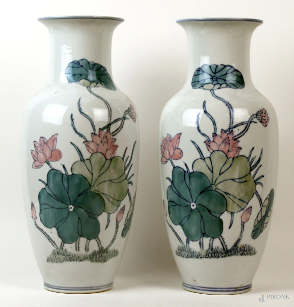 Coppia di vasi in porcellana bianca con decoro floreale policromo, arte orientale, XX secolo, alt. cm 36
