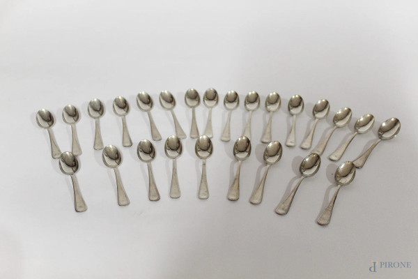 Lotto composto da ventiquattro cucchiaini in argento, gr 385.