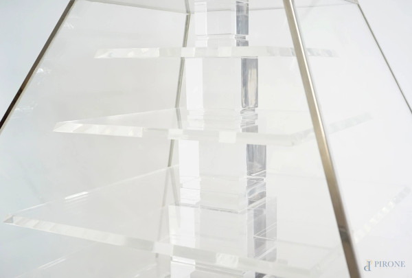 Grande bacheca in plexiglass, XX secolo, cm h 158x106x106, (difetti)