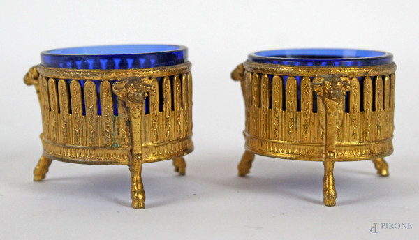 Coppia di salierine in metallo dorato con gambe zoomorfe, vaschette in blu cobalto, altezza cm 4,5