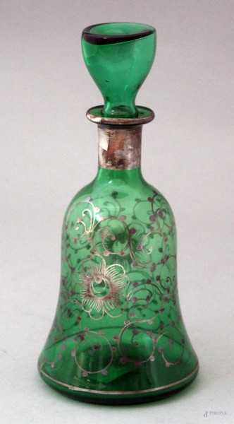 Bottiglietta in vetro verde con decori argentati, primi &#39;900, altezza 22,5 cm.