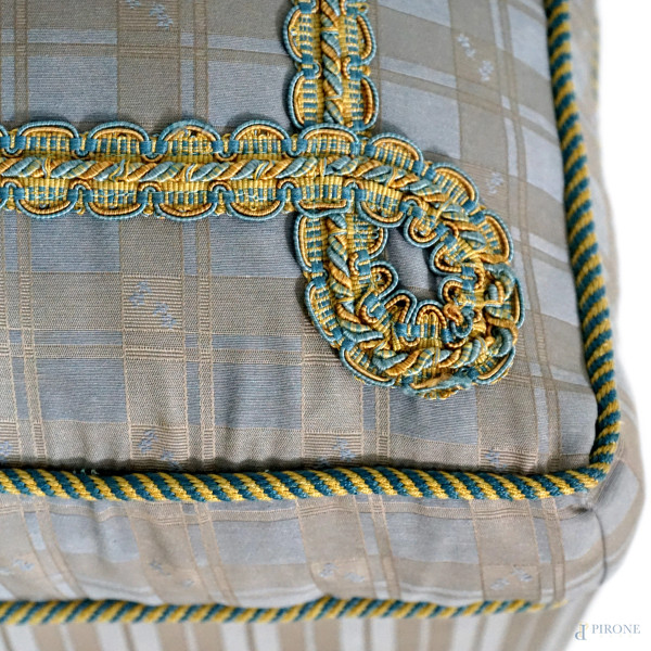 Coppia di pouf in tessuto rigato nei toni del grigio e cuscini con ricami nei toni del giallo e d...