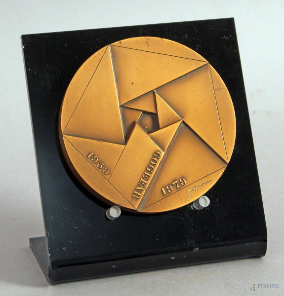 Disco in bronzo, diametro 8 cm, multiplo 1979 firmato Gi&#242; Pomodoro.