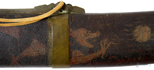Modello di Katana con fodero in cuoio inciso con dragoni, XX secolo, cm 102, (difetti)