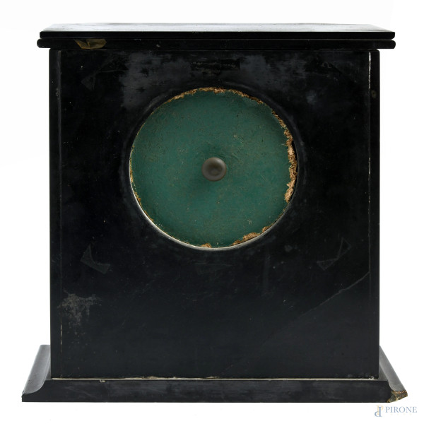 Trittico composto da orologio in marmo con quadrante a smalto in numeri romani e coppia di alzati...