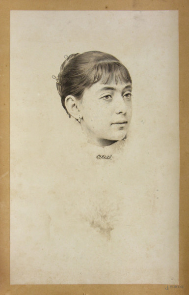 Artista dell’800, Ritratto femminile, raffinato dipinto a punta di pennello su carta, cm 45x28