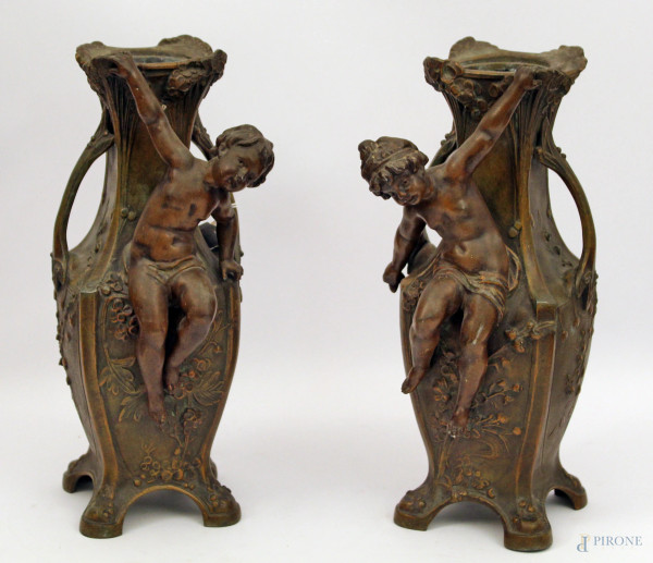 Coppia di vasi in metallo francese con figure a rilievo, periodo liberty, firmati Francois Moreau, h. cm 30.