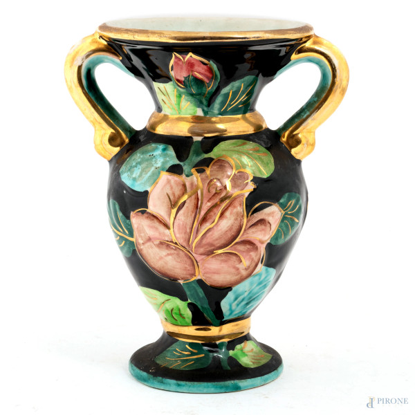 Vaso biansato in maiolica decorato in policromia a motivi floreali, XX secolo, altezza cm 24, (Segni di usura, scalfiture, graffi, difetti)