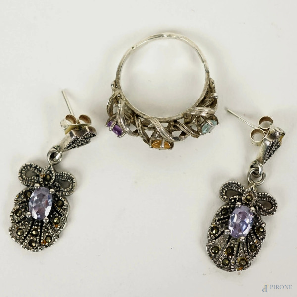 Lotto composto da coppia di orecchini ed anello in argento con pietro colorate, misure orecchini cm 3,2, anello misura n.15