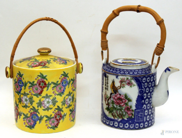 Lotto composto da due teiere diverse in porcellana, arte orientale, H 14 cm.