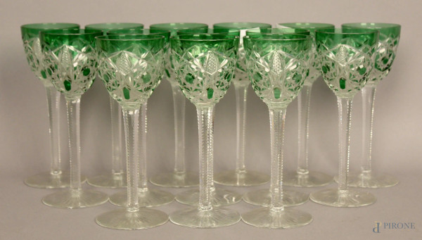 Lotto composto da quattordici calici in cristallo verde di Boemia, altezza 21 cm.