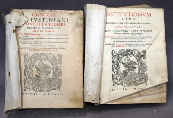 Istituzioni, due volumi datati 1581.