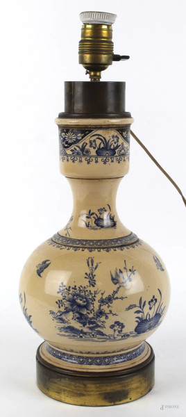 Lampada da tavolo in ceramica, con decori di gusto orientale in monocromia blu, altezza cm. 46, XX secolo.