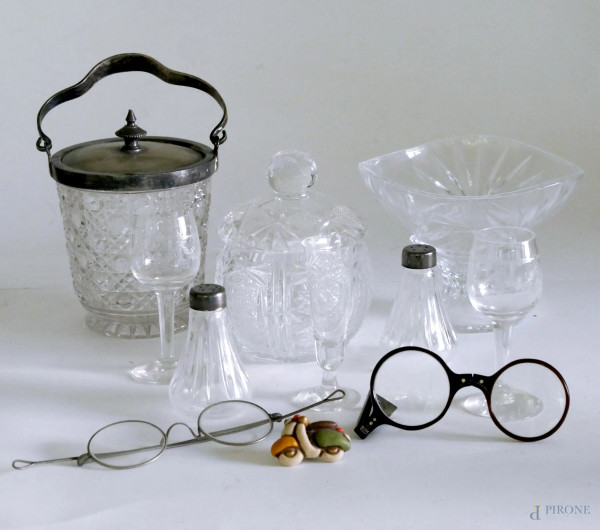 Lotto composto da 11 oggetti misti in cristallo, due antichi occhiali e una spilla di marca Thun