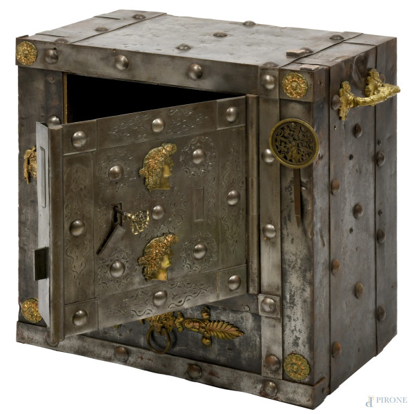 Cassaforte in ferro battuto con borchie e applicazioni decorative in bronzo dorato in stile rinas...