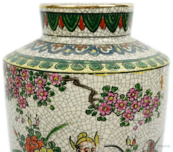 Vaso in maiolica smaltata a craquelé, decori policromi raffigurante personaggi di corte, arte ori...
