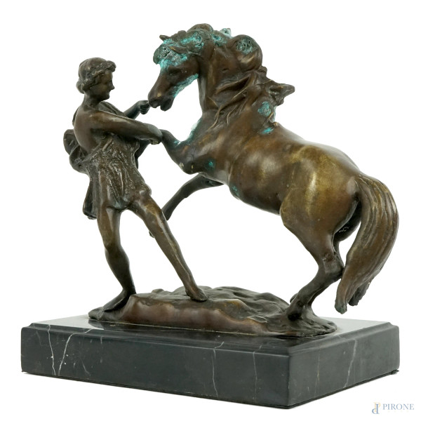 Cavallo con domatore, scultura in bronzo, cm h 18, base in marmo, XX secolo, (segni del tempo).