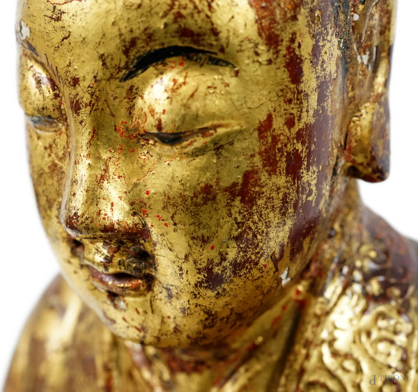 Buddha seduto su un drago in legno dorato, XX secolo, cm 48x43x20, (difetti, rotture)