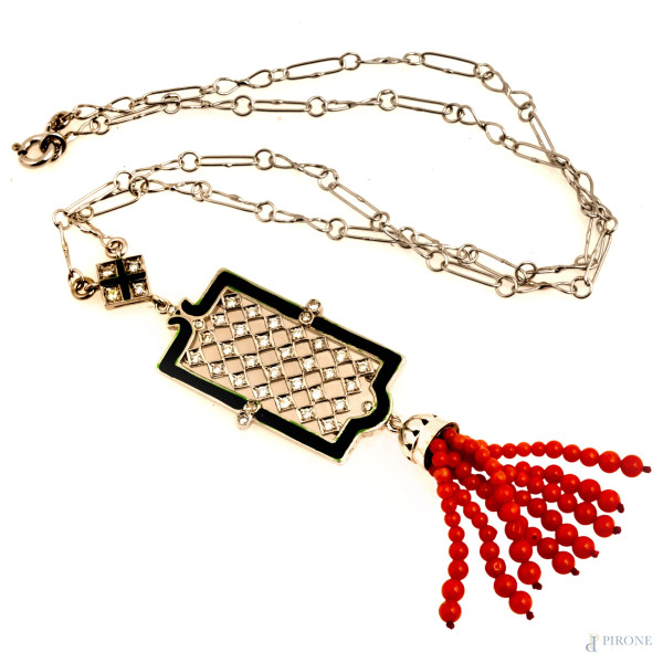 Collana in oro bianco 9 kt, con diamanti ct 1,20, corallo e smalto verde, misure ciondolo cm 8x2, lunghezza cm 43, (difetti)